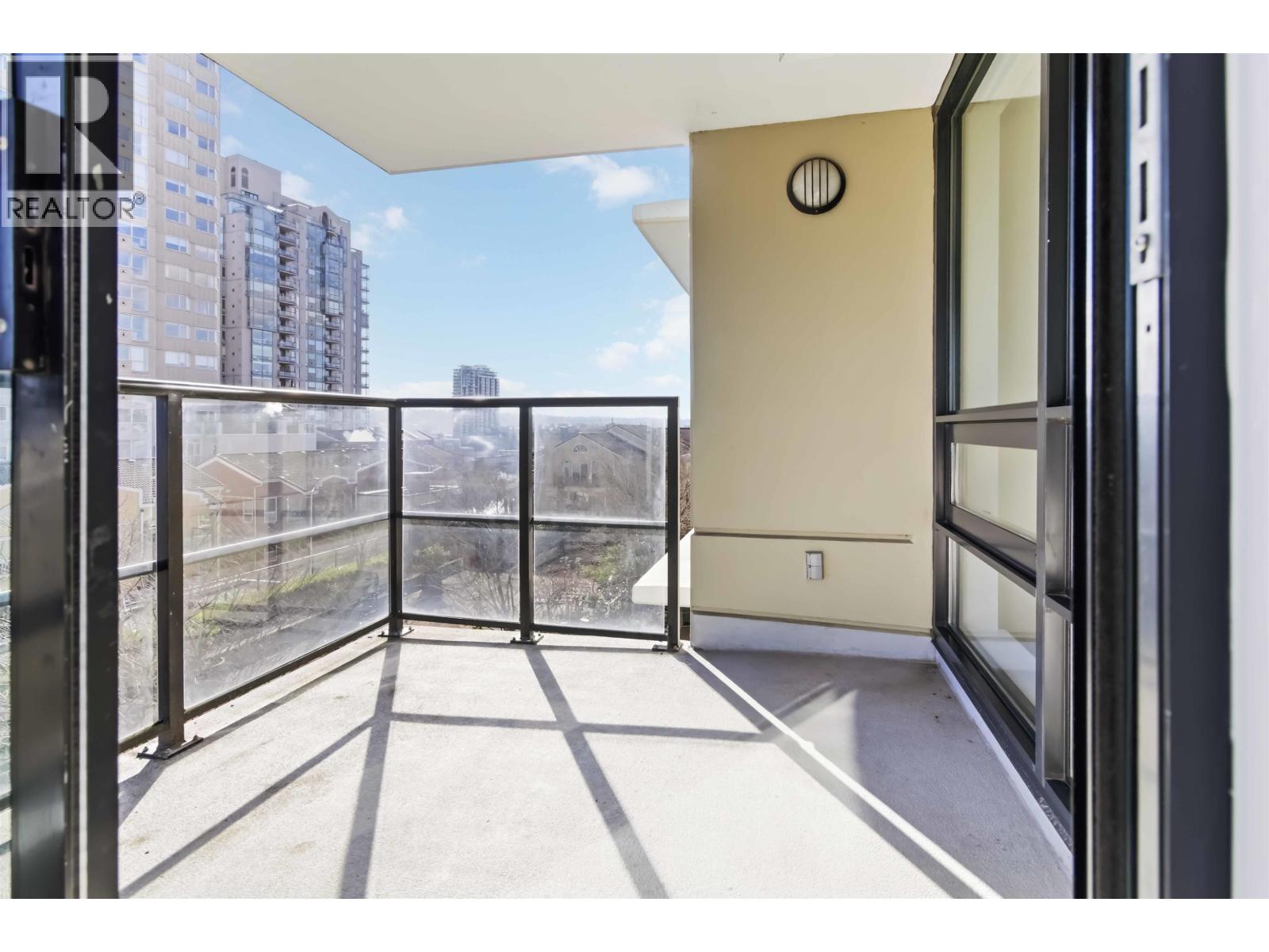 601 1 RENAISSANCE SQUARE, New Westminster