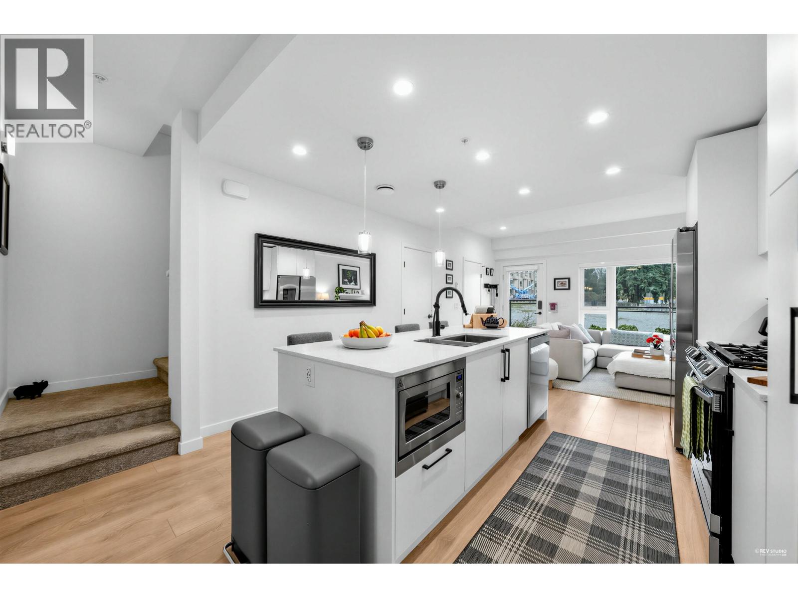 162 565 E 2ND STREET, North Vancouver