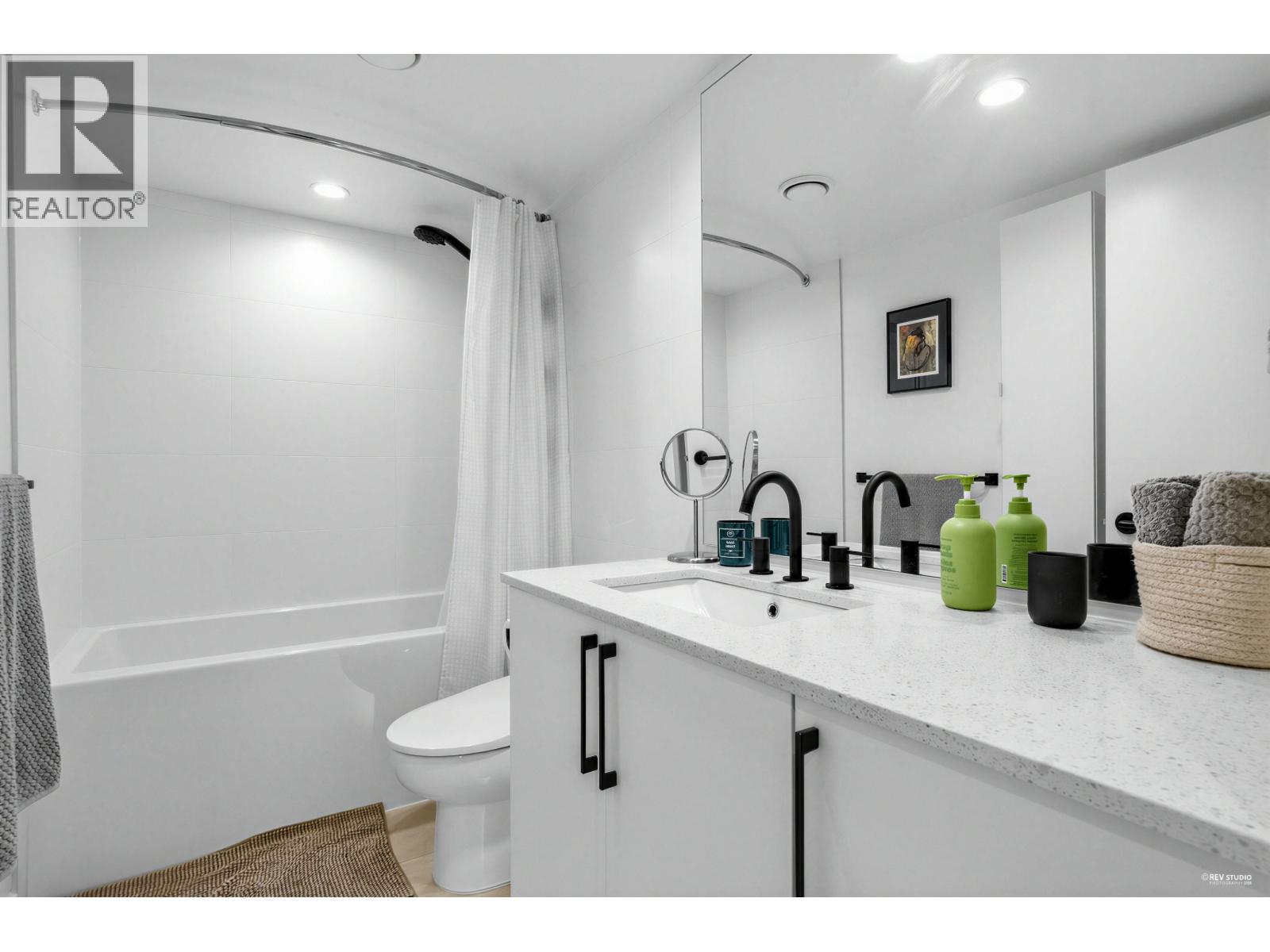 162 565 E 2ND STREET, North Vancouver