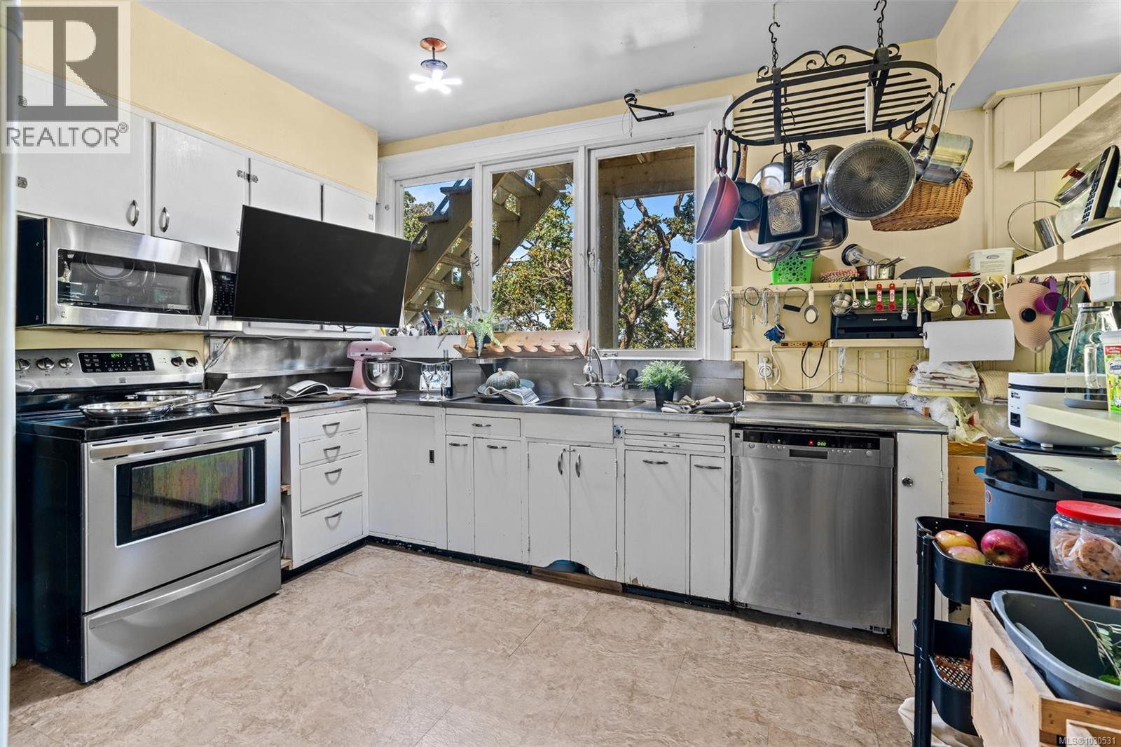 1043/1045 Belmont Ave, Victoria