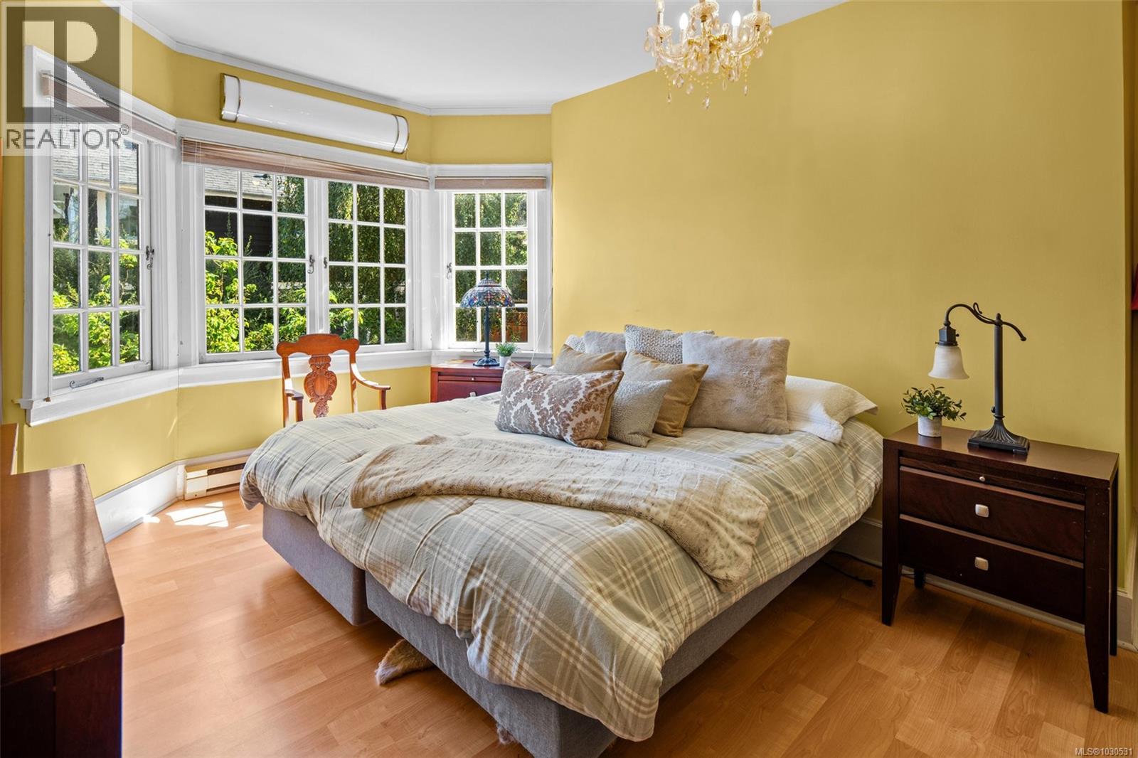 1043/1045 Belmont Ave, Victoria