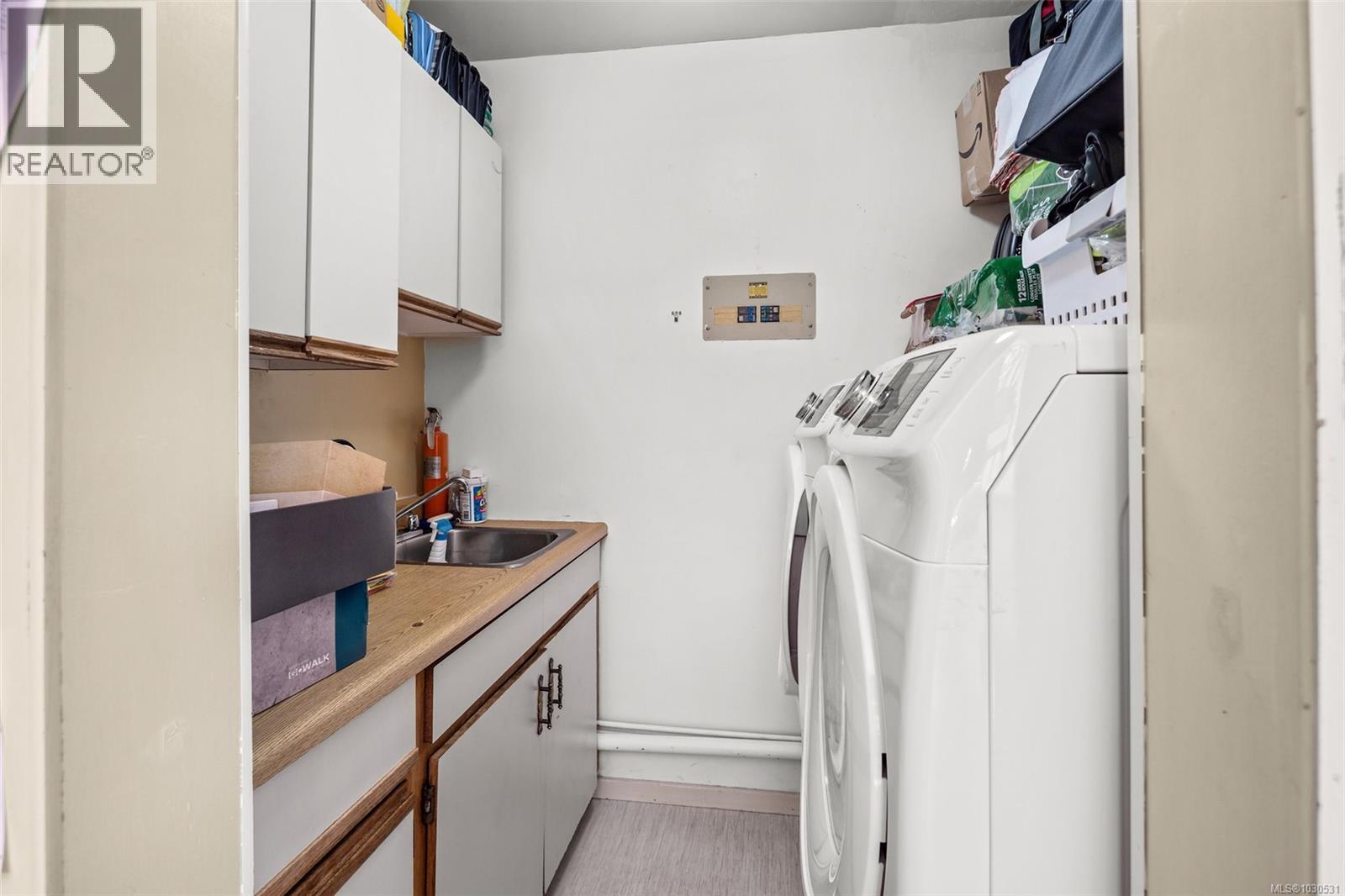 1043/1045 Belmont Ave - 25