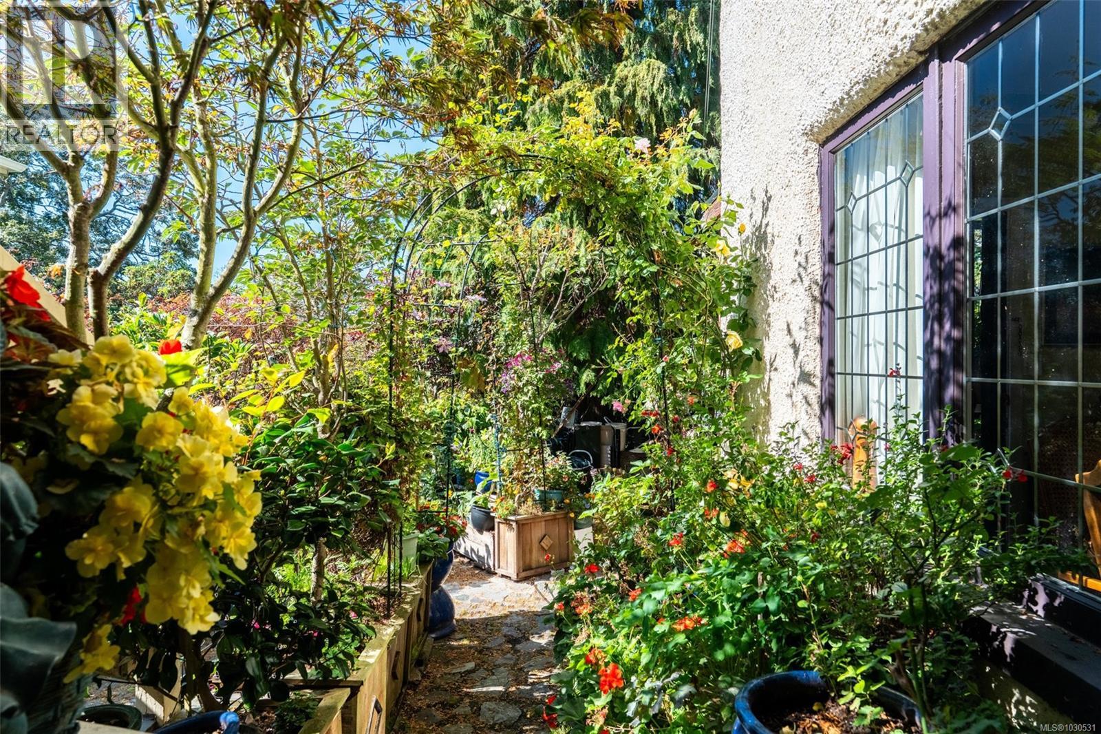 1043/1045 Belmont Ave, Victoria