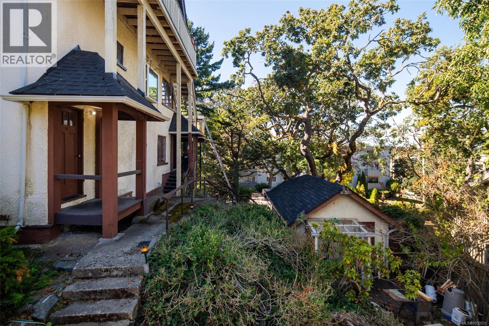 1043/1045 Belmont Ave, Victoria