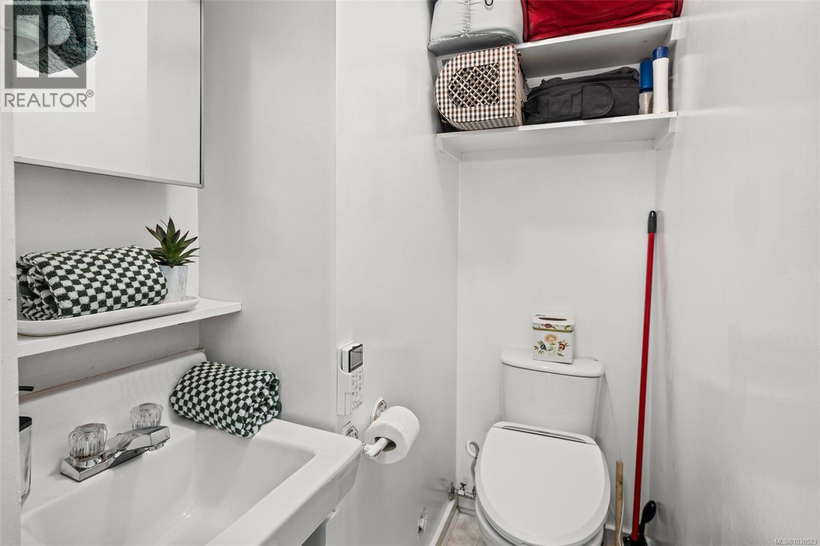 1043/1045 Belmont Ave - 22