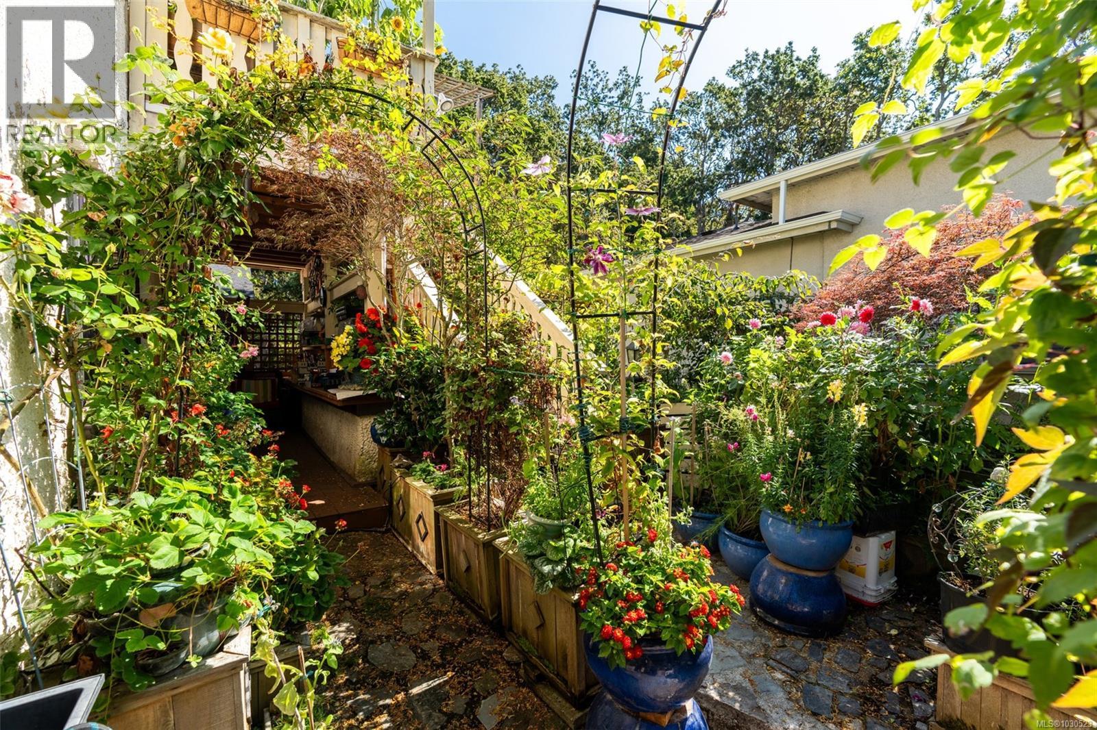 1043/1045 Belmont Ave, Victoria