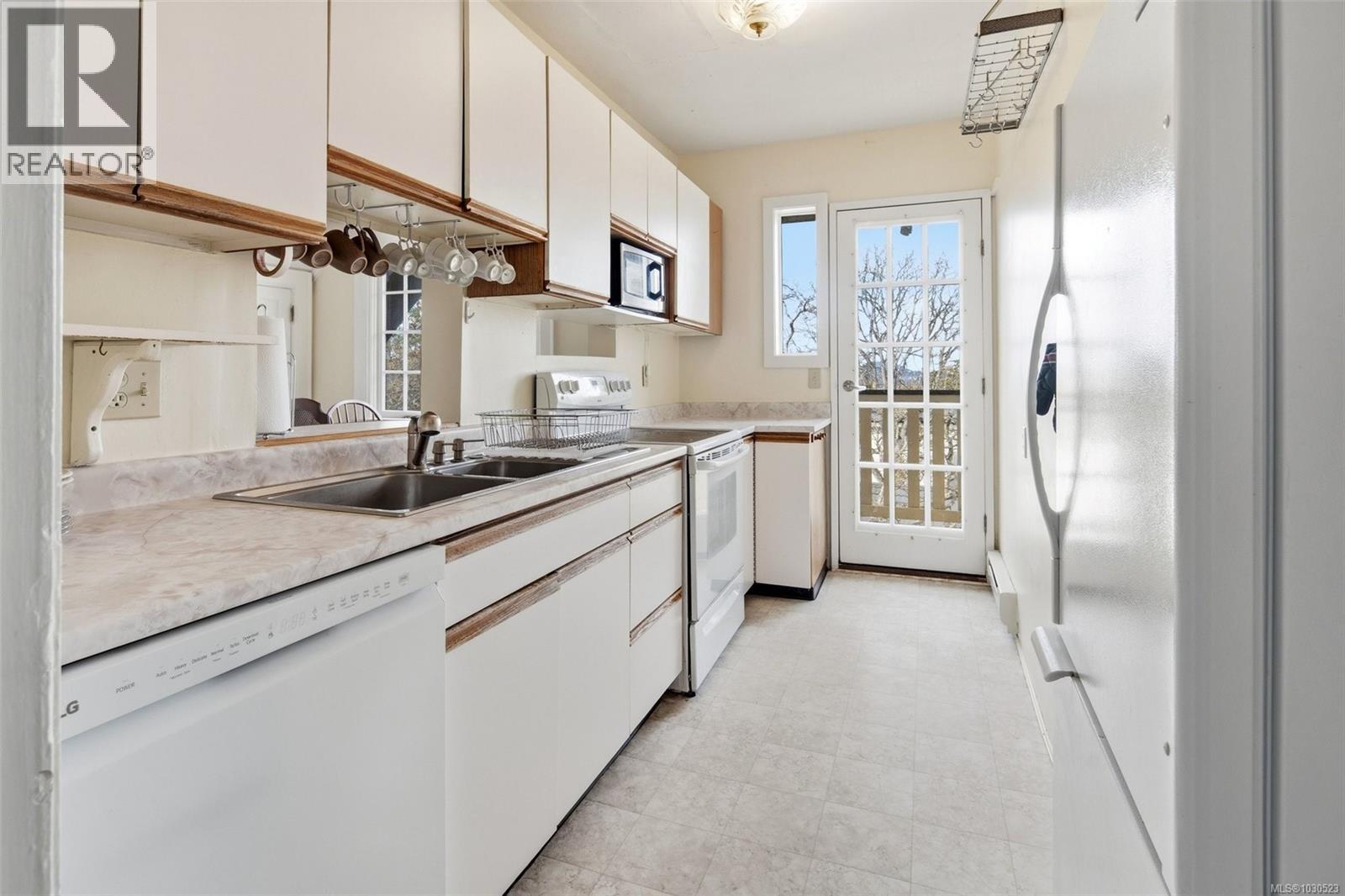 1043/1045 Belmont Ave, Victoria