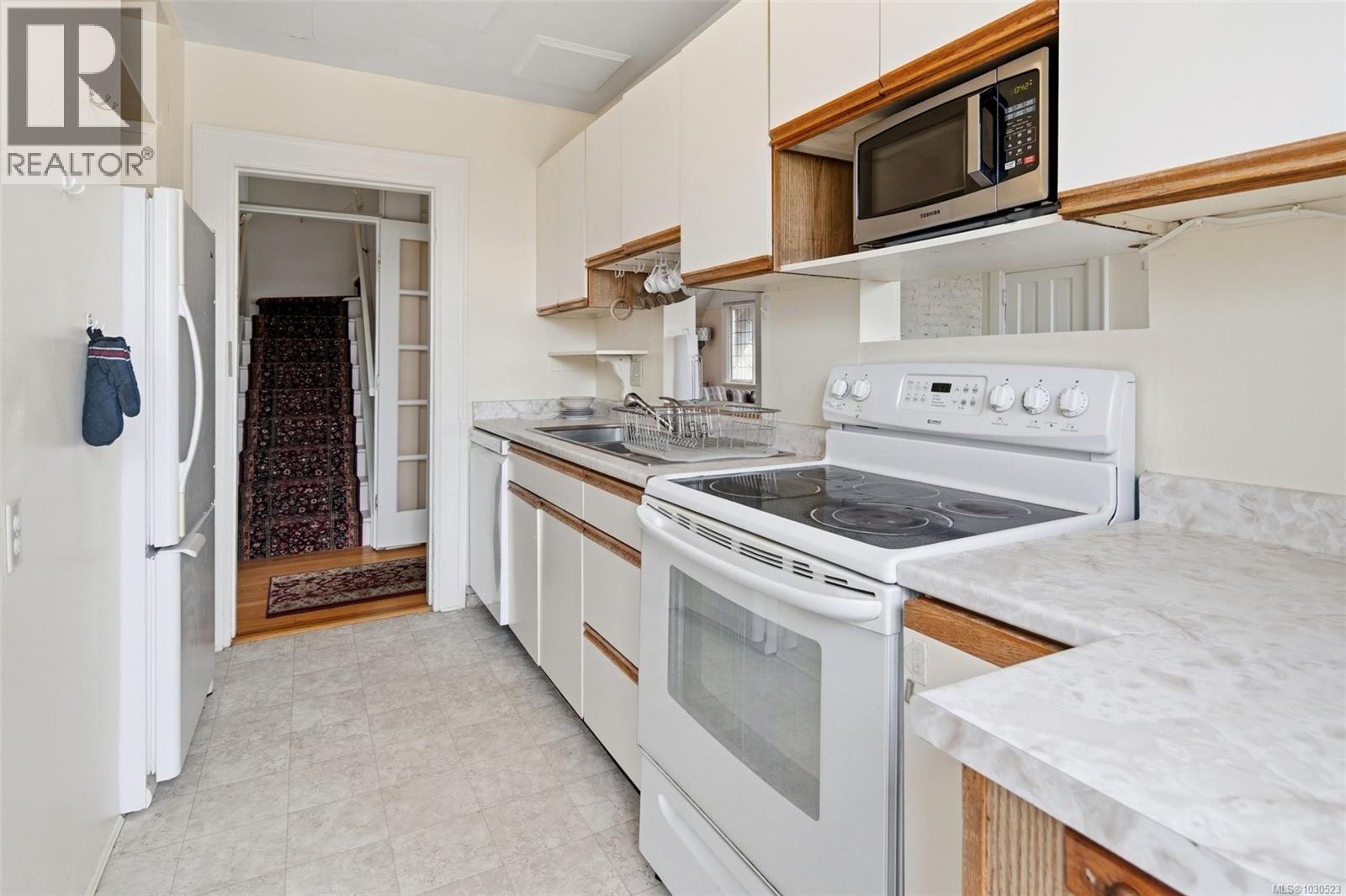 1043/1045 Belmont Ave, Victoria