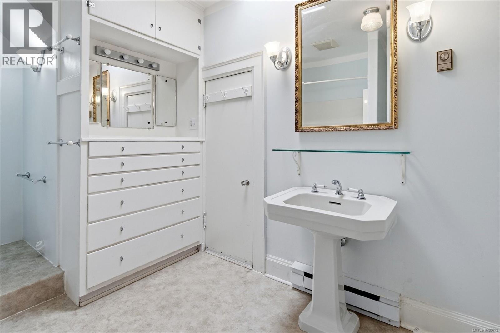 1043/1045 Belmont Ave, Victoria