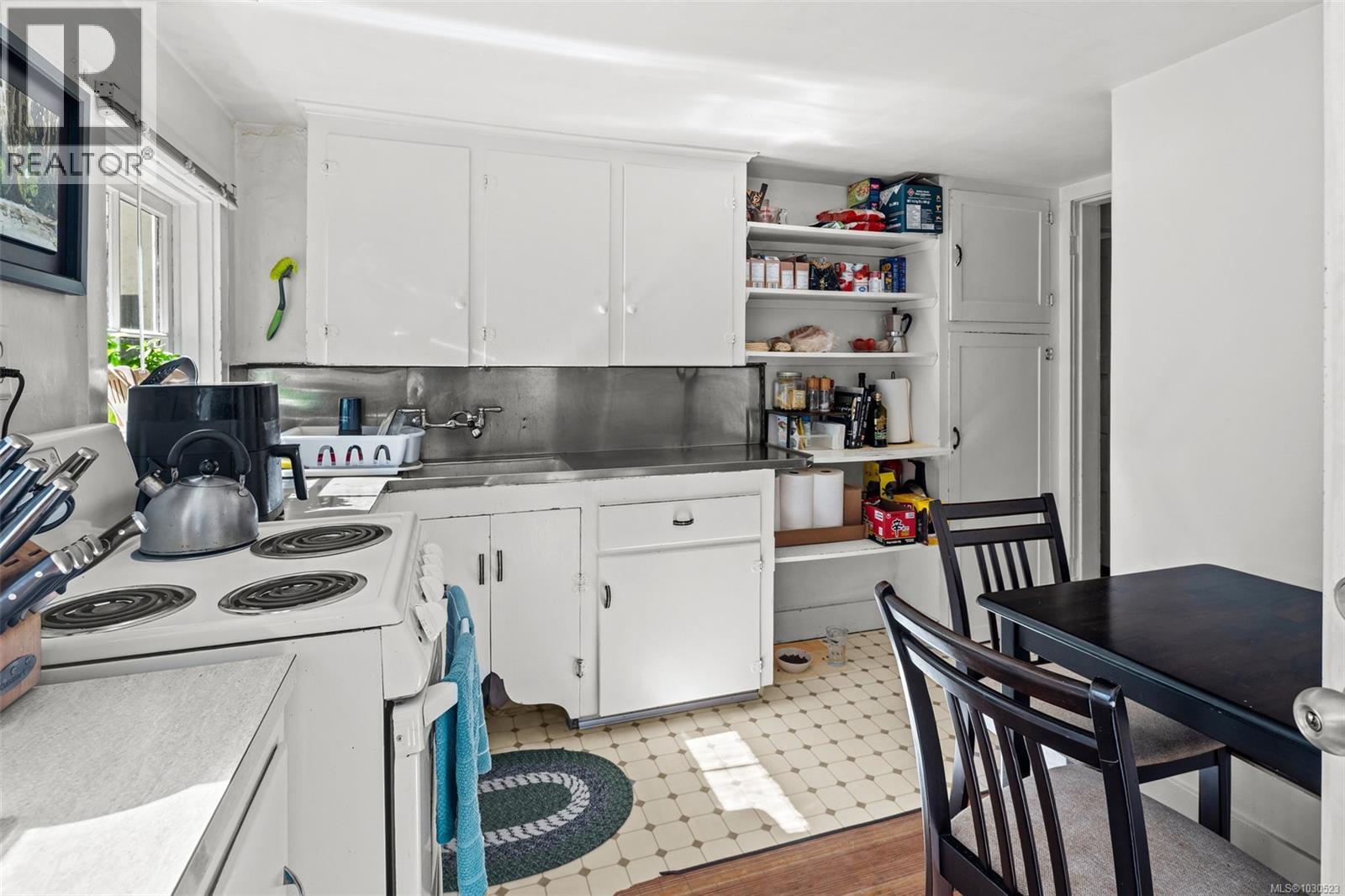 1043/1045 Belmont Ave, Victoria