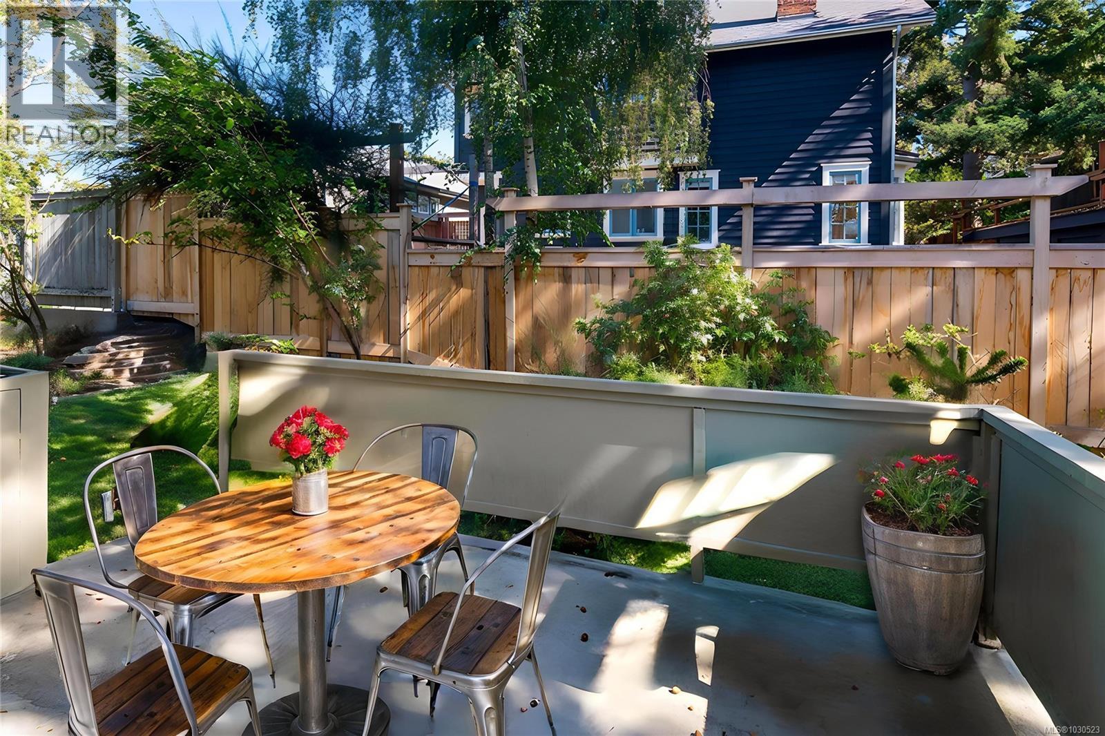 1043/1045 Belmont Ave, Victoria