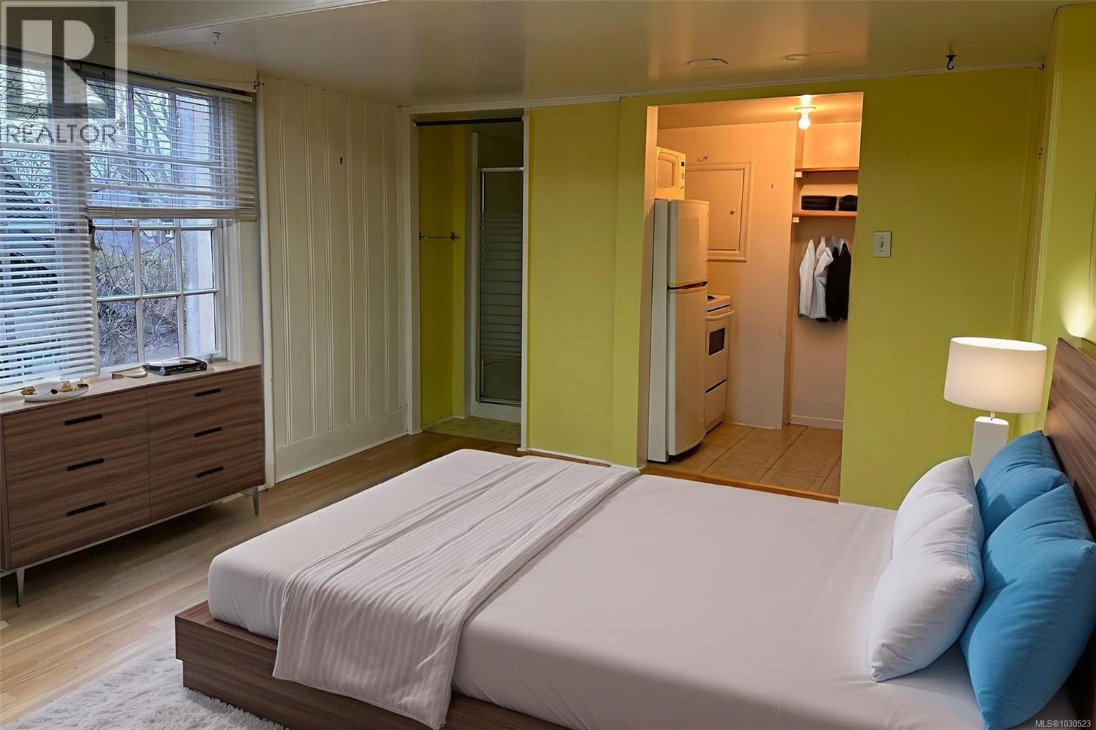 1043/1045 Belmont Ave, Victoria