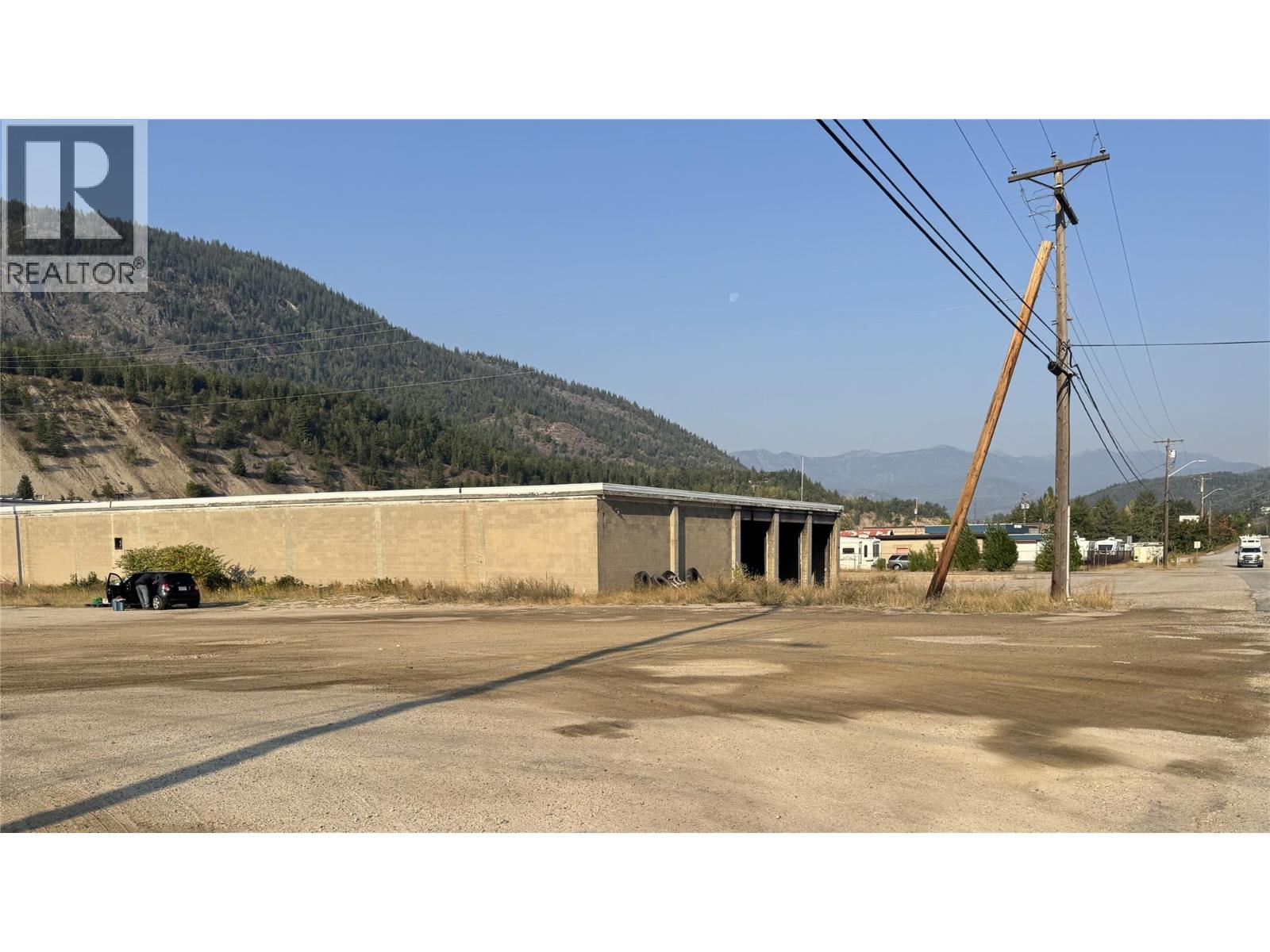 8075 Old Waneta Road, Trail