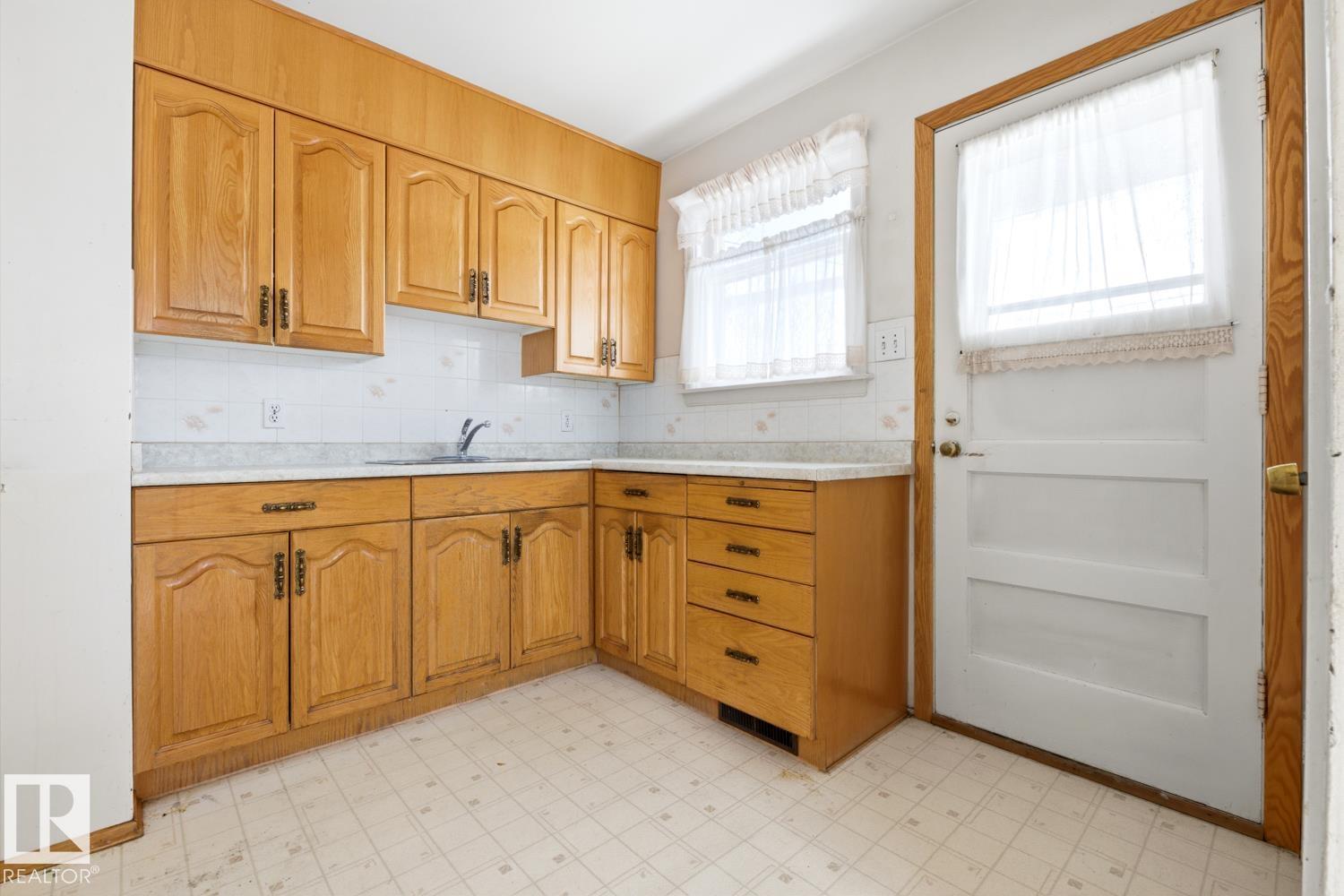 9039 90 ST NW, Edmonton