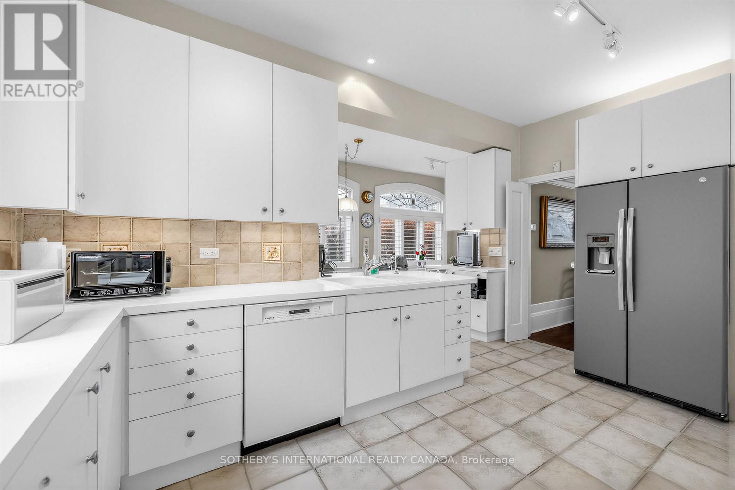 136 ROXBOROUGH DRIVE - 10