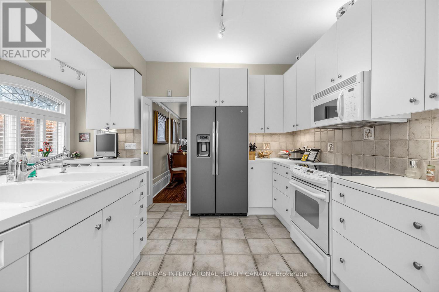 136 ROXBOROUGH DRIVE - 11