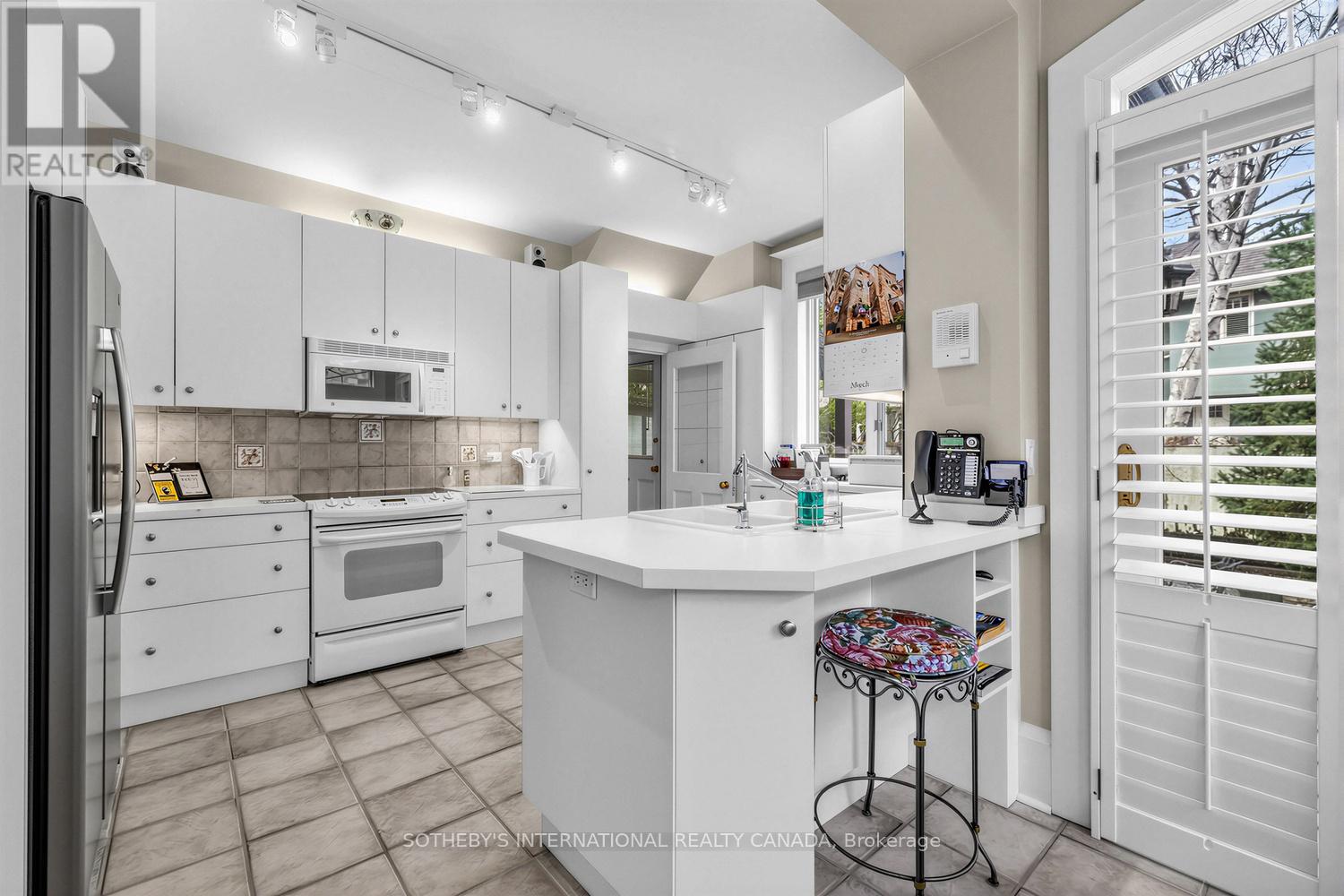 136 ROXBOROUGH DRIVE - 12