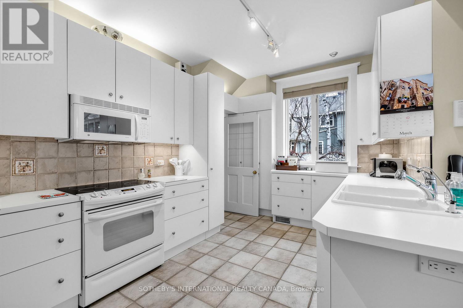136 ROXBOROUGH DRIVE - 13