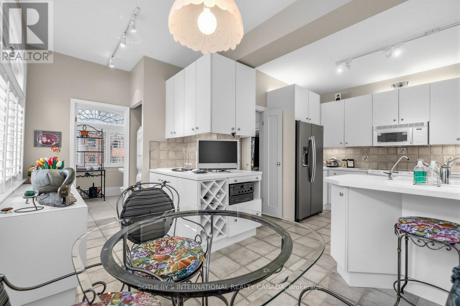 136 ROXBOROUGH DRIVE - 15