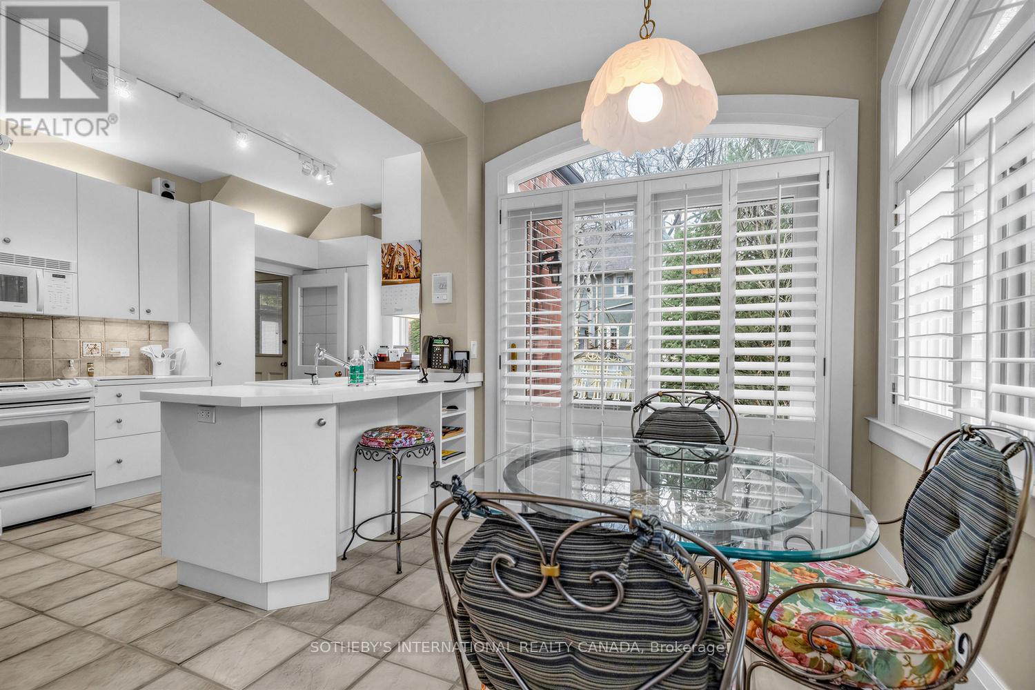 136 ROXBOROUGH DRIVE - 16