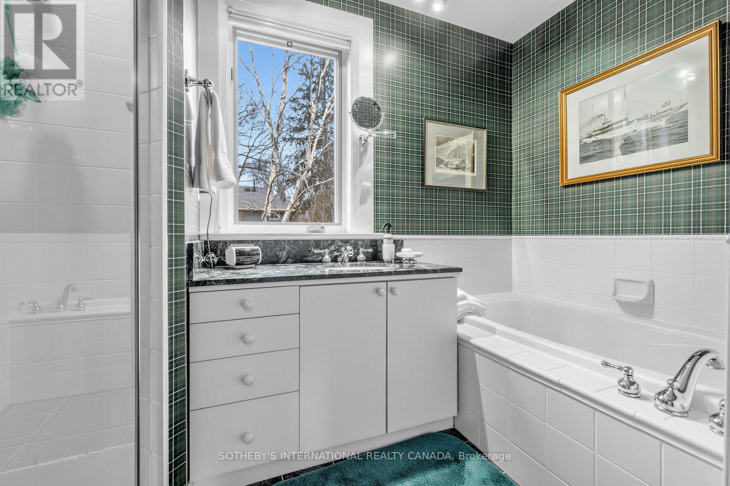 136 ROXBOROUGH DRIVE - 24