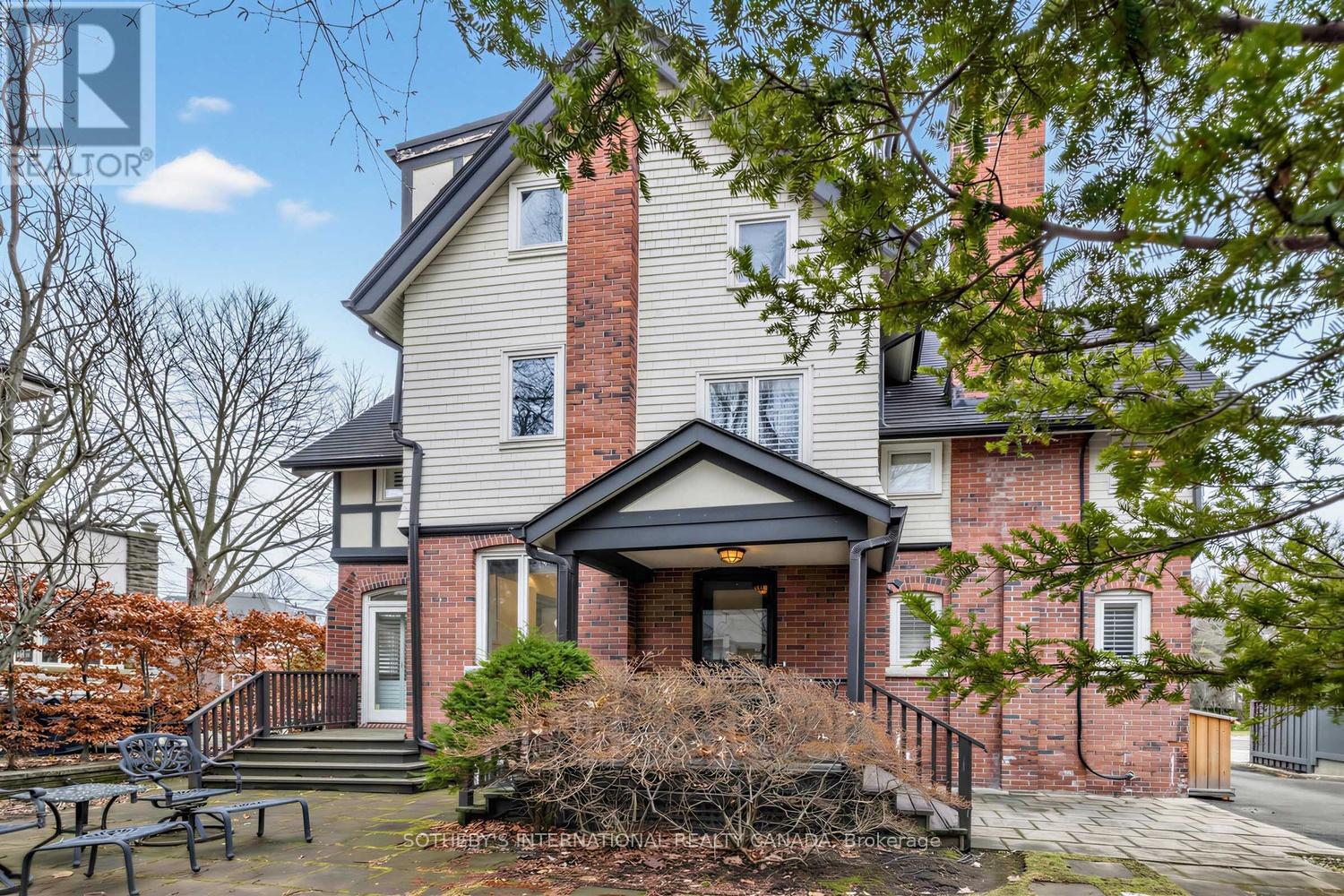136 ROXBOROUGH DRIVE - 33