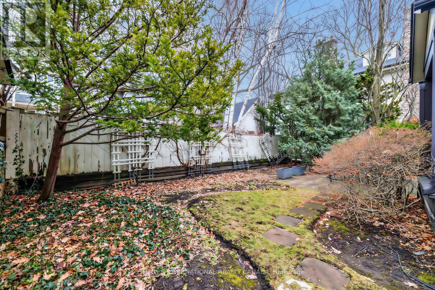 136 ROXBOROUGH DRIVE - 34