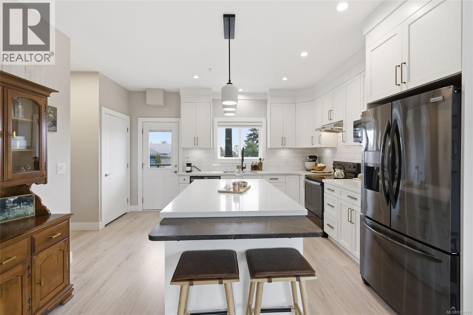 #100 253 VICTORIA RD - 19