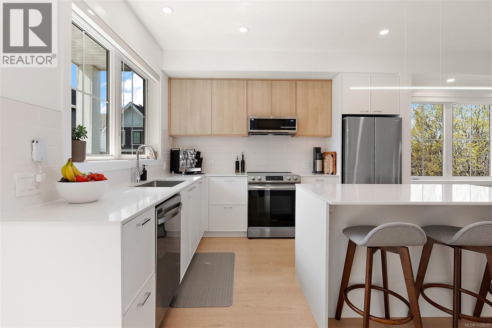 #TH19 3450 WHITTIER AVE - 5