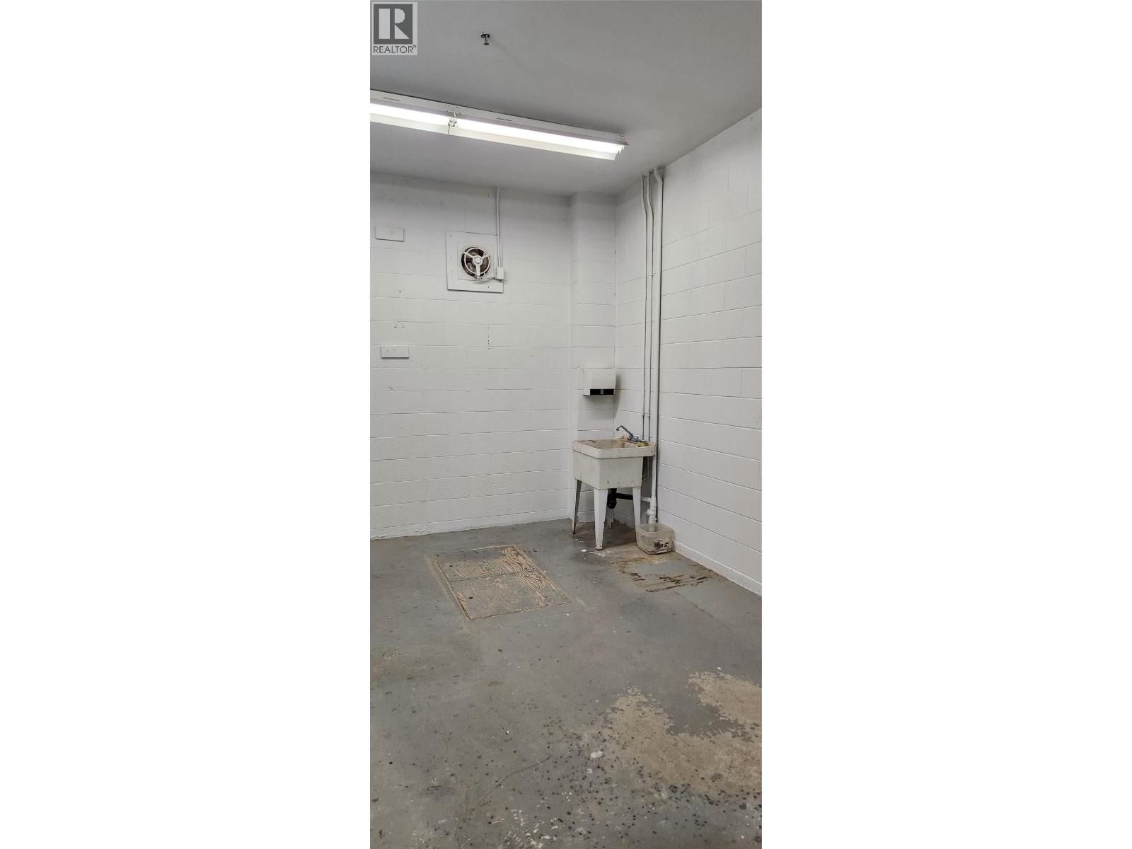 100 1219 Commercial Way, Penticton