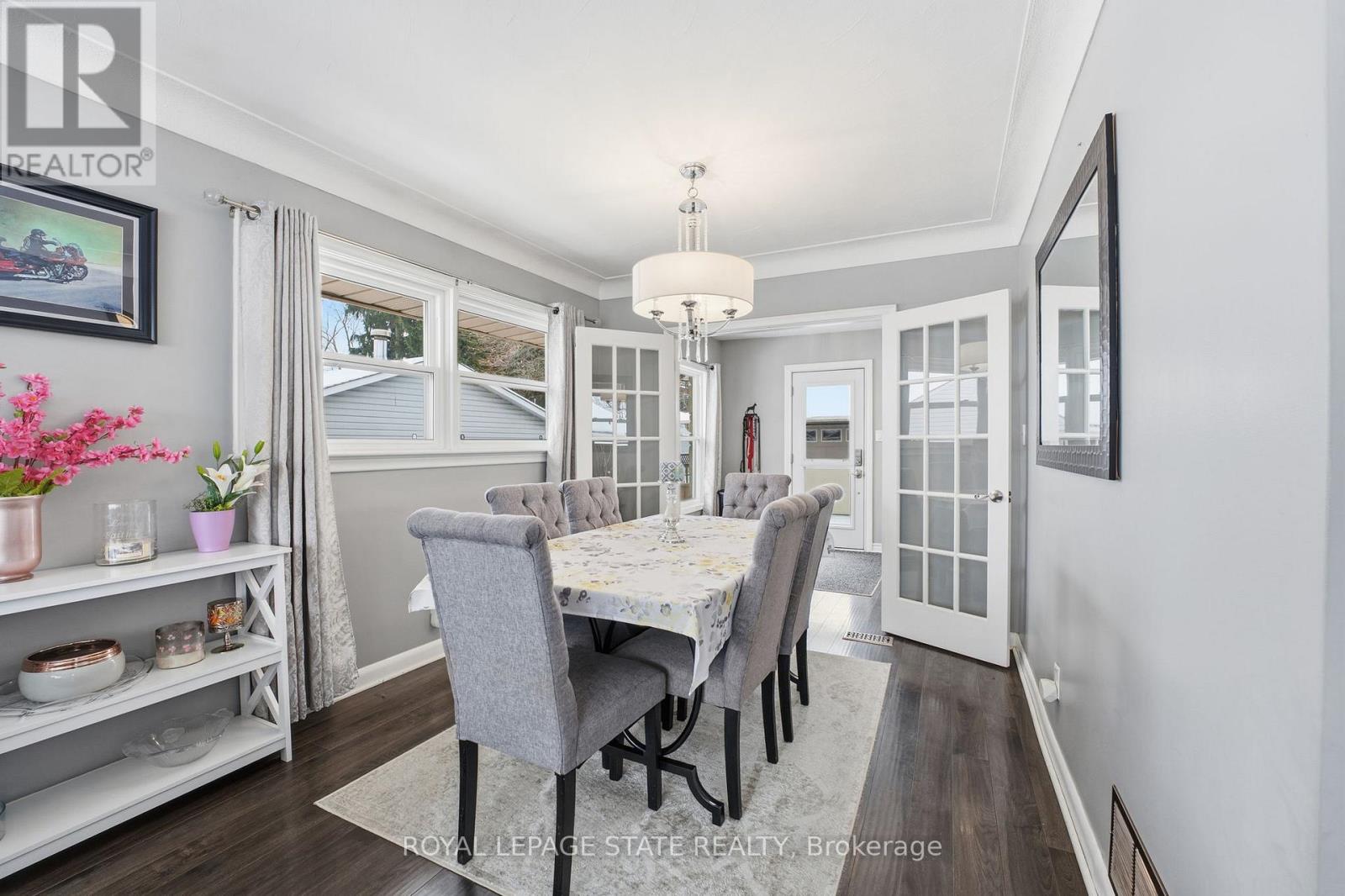 Single Family House Bungalow for Sale in  MOHAWK ROAD W Hamilton (Mountview) 