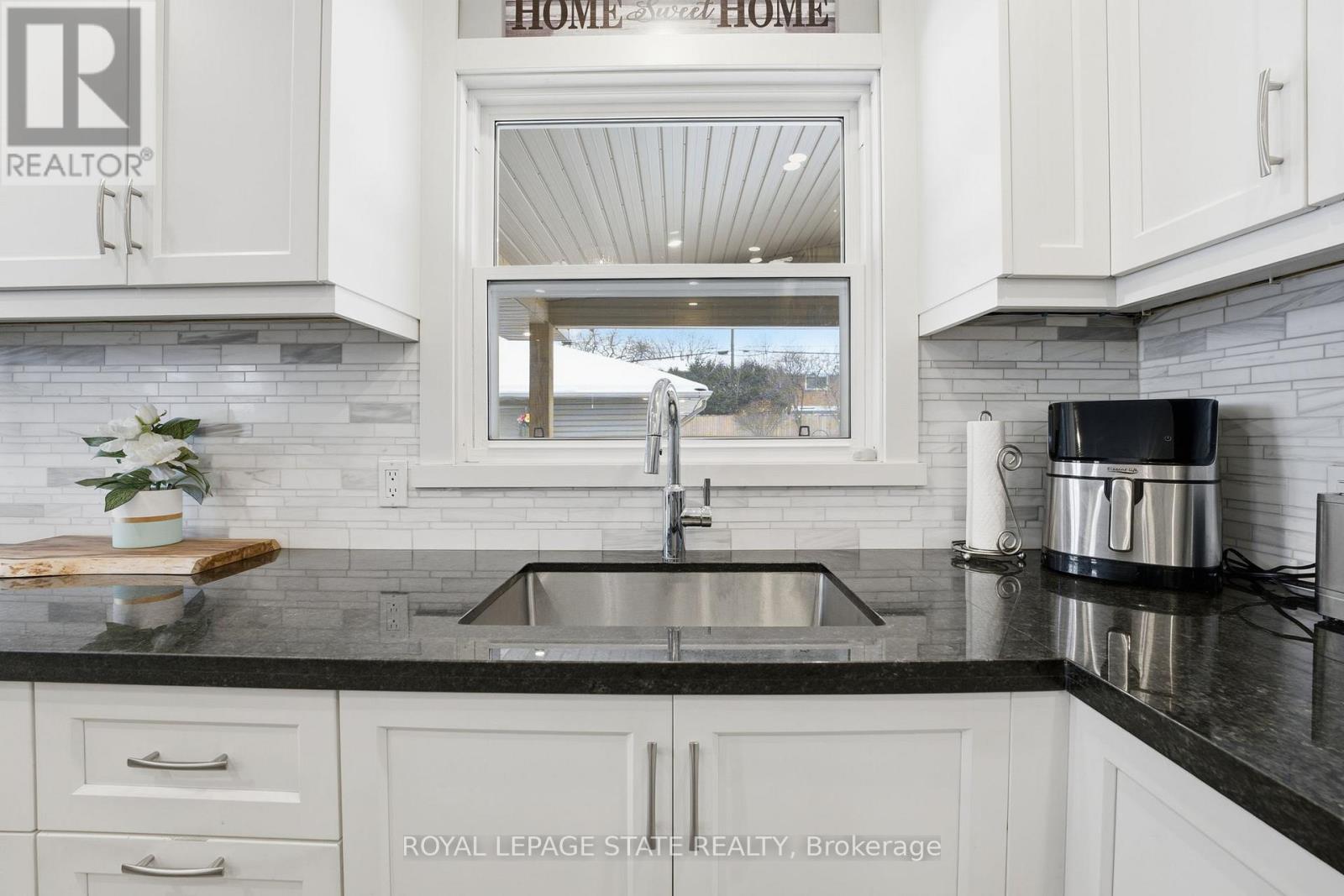 Single Family House Bungalow for Sale in  MOHAWK ROAD W Hamilton (Mountview) 