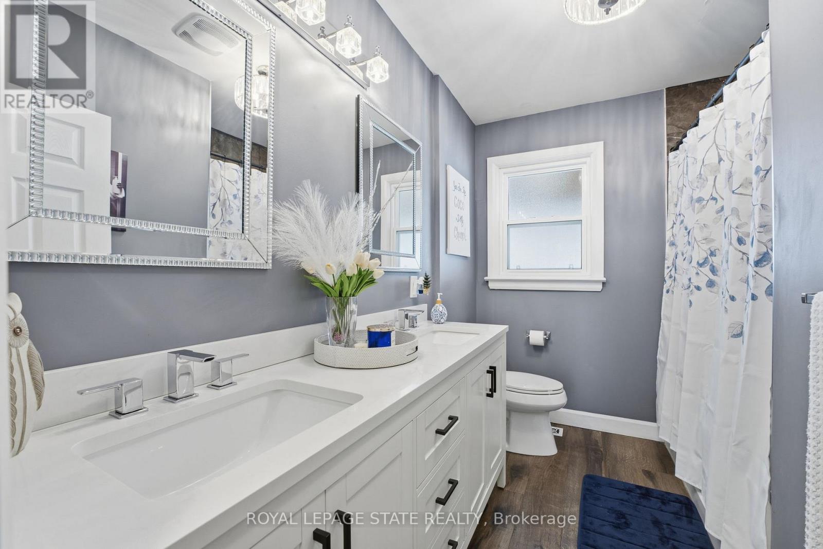 Single Family House Bungalow for Sale in  MOHAWK ROAD W Hamilton (Mountview) 