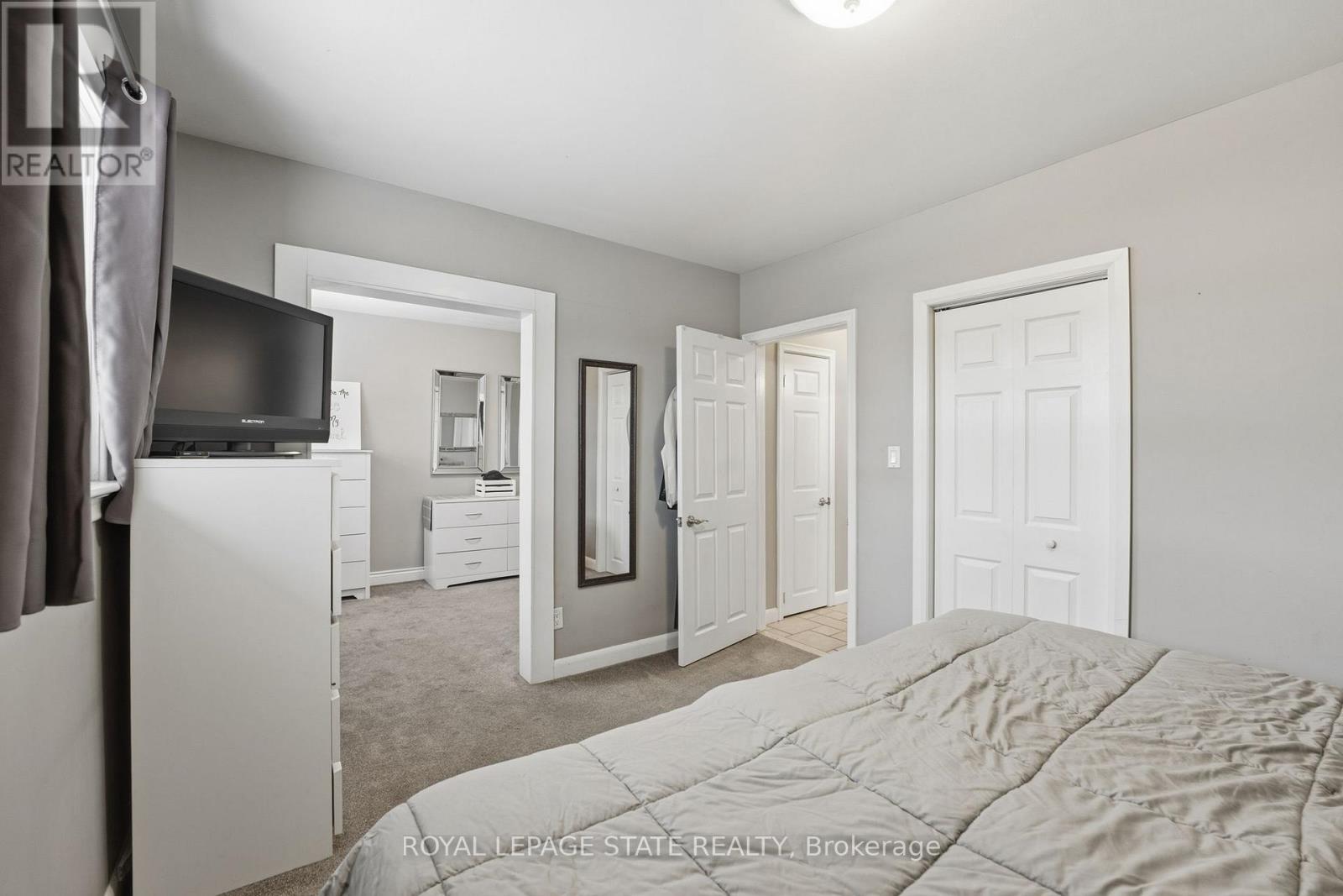 Single Family House Bungalow for Sale in  MOHAWK ROAD W Hamilton (Mountview) 