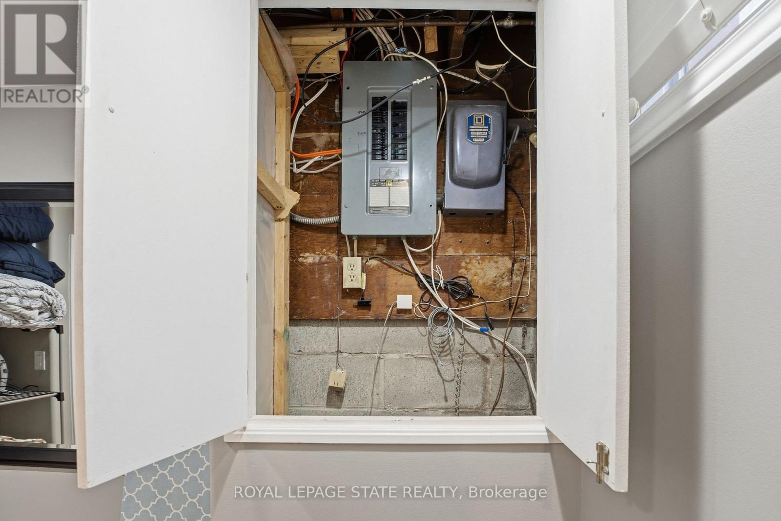 Single Family House Bungalow for Sale in  MOHAWK ROAD W Hamilton (Mountview) 