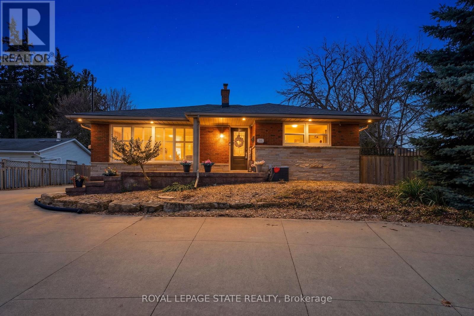 Single Family House Bungalow for Sale in  MOHAWK ROAD W Hamilton (Mountview) 