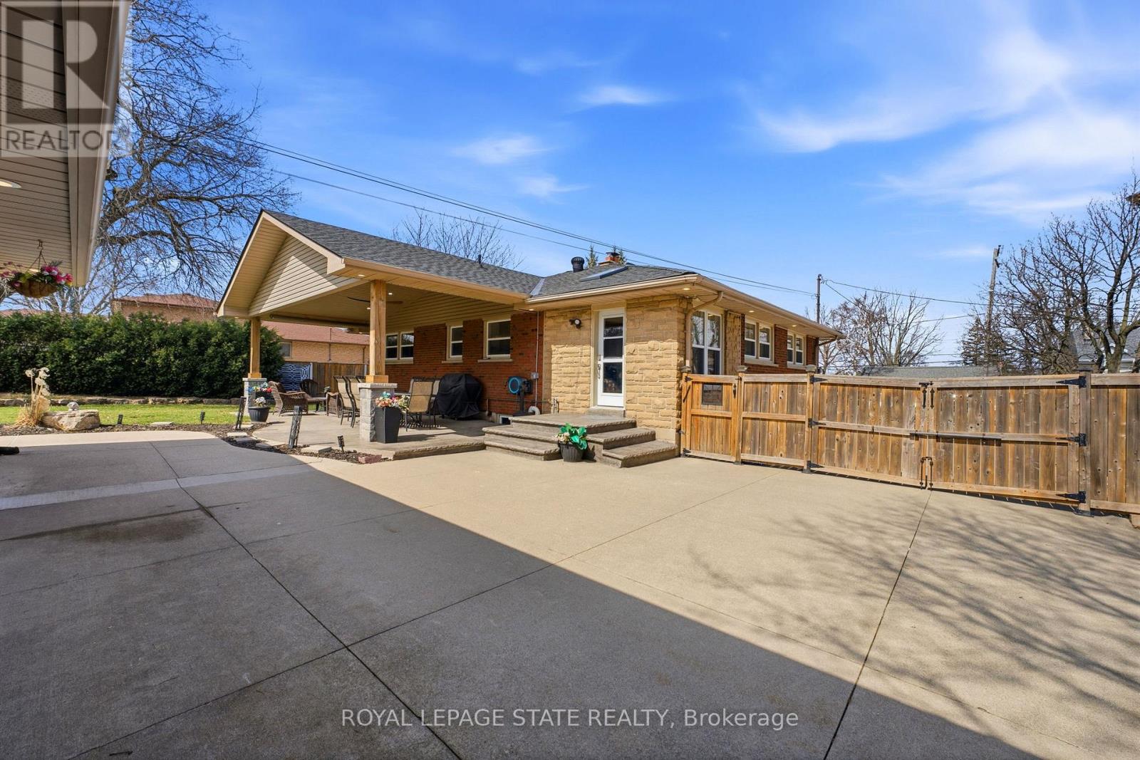 Single Family House Bungalow for Sale in  MOHAWK ROAD W Hamilton (Mountview) 