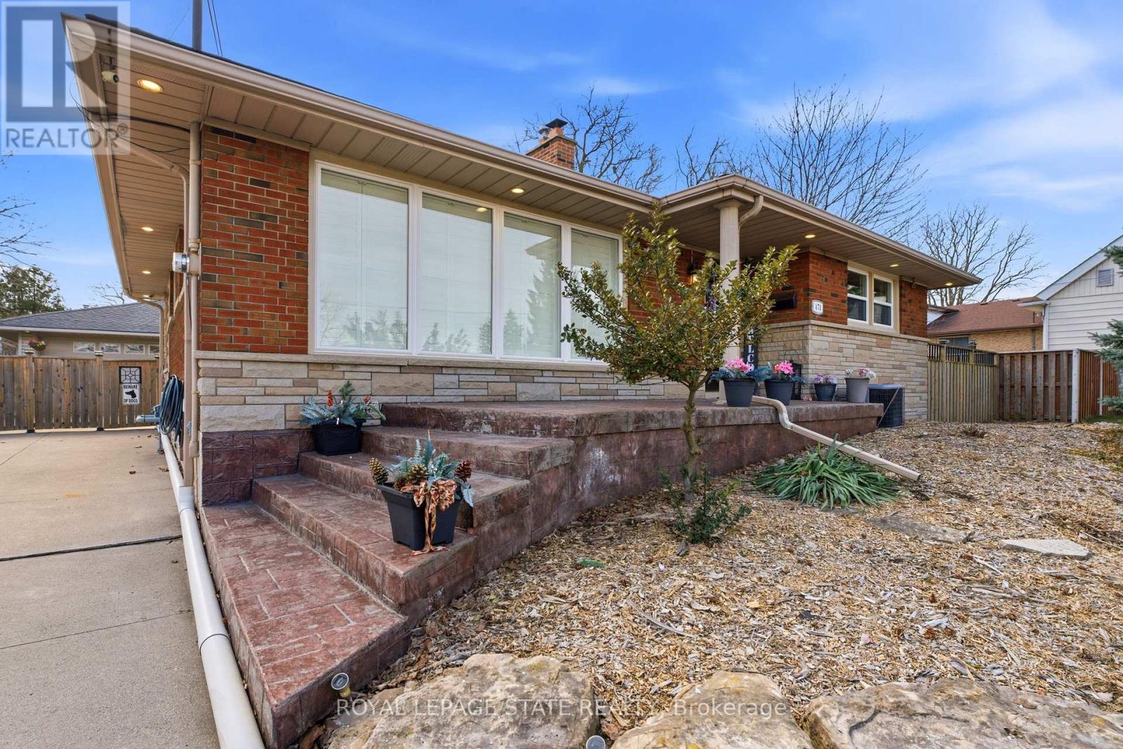 Single Family House Bungalow for Sale in  MOHAWK ROAD W Hamilton (Mountview) 