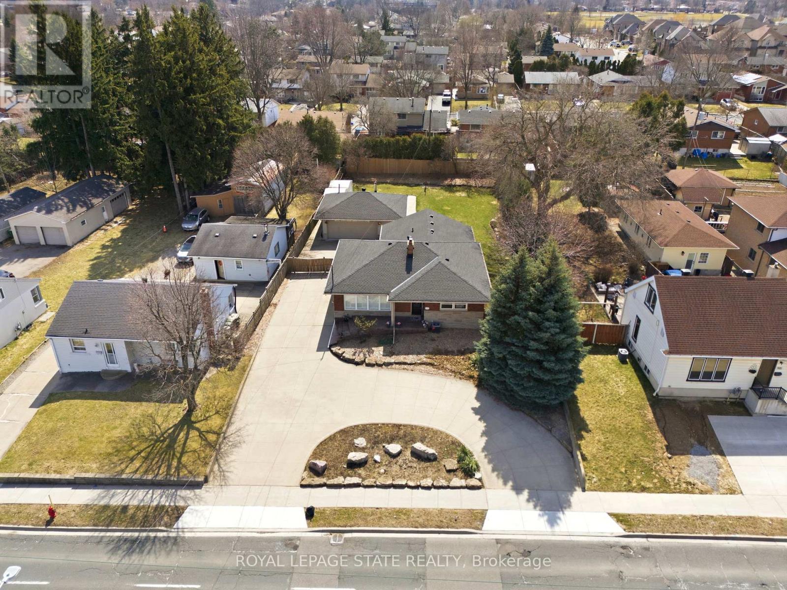 Single Family House Bungalow for Sale in  MOHAWK ROAD W Hamilton (Mountview) 