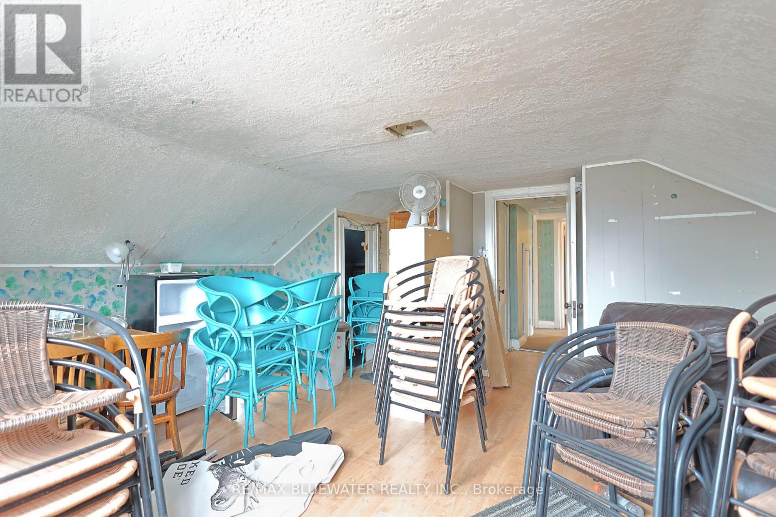 16-18 ONTARIO STREET N Property Photo