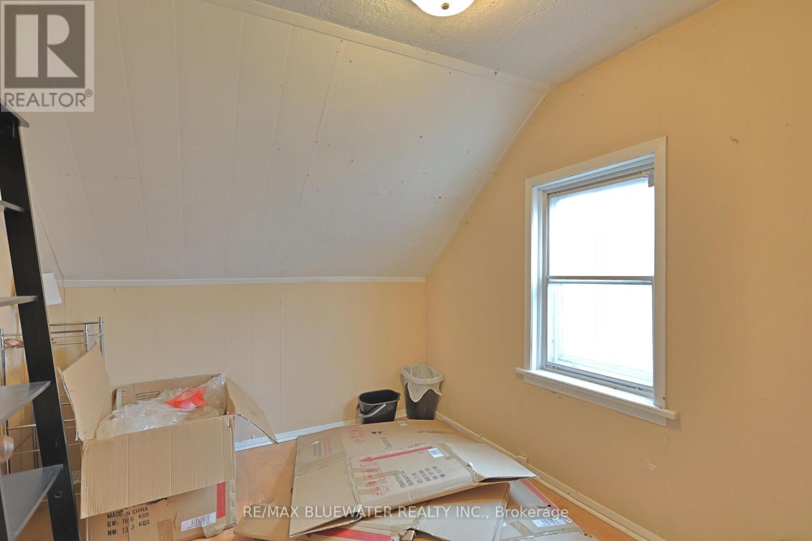 16-18 ONTARIO STREET N Property Photo