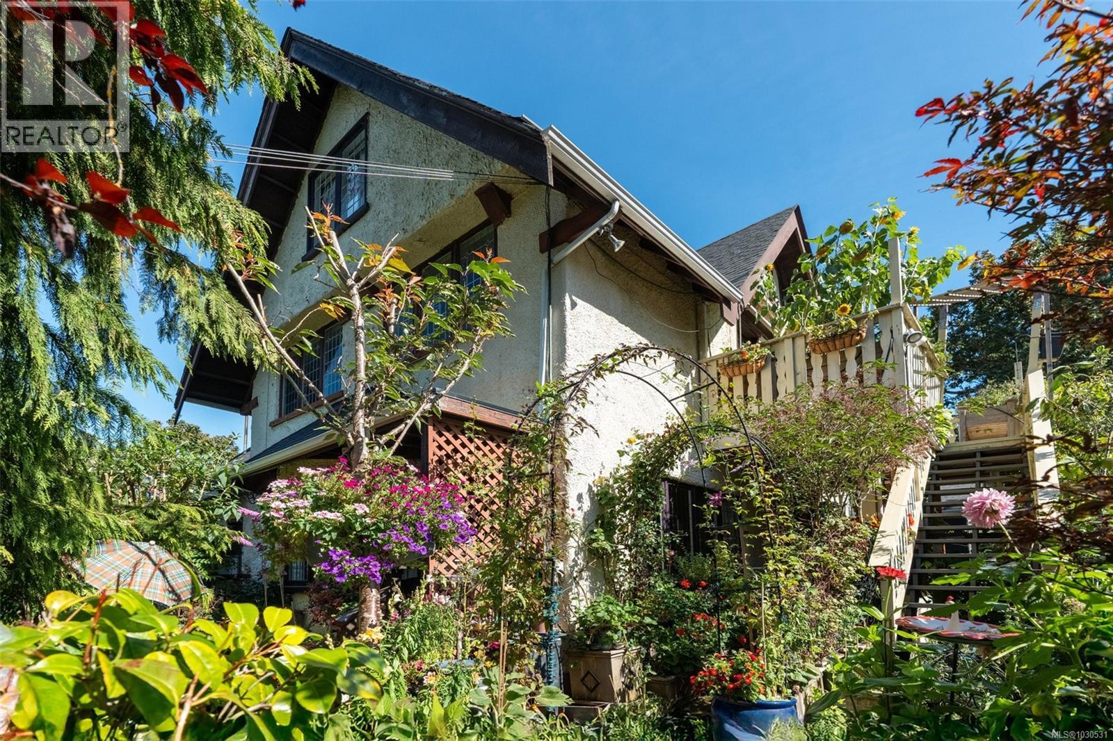 1043/1045 Belmont Ave, Victoria