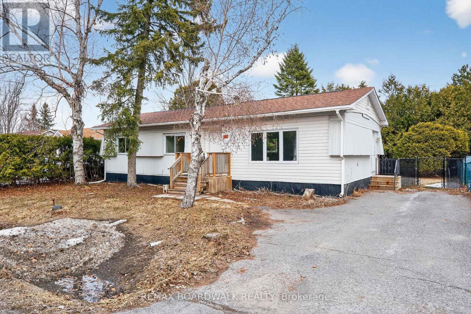 Detached Bungalow on Generous Size Lot 65 x 100 Ft