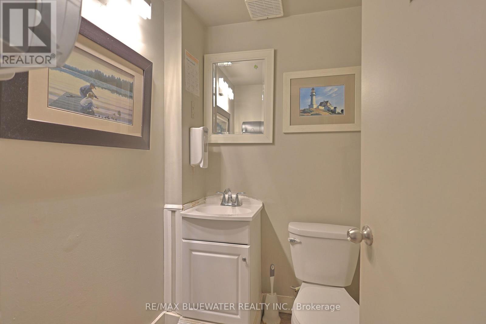 16 -18 ONTARIO STREET N Property Photo