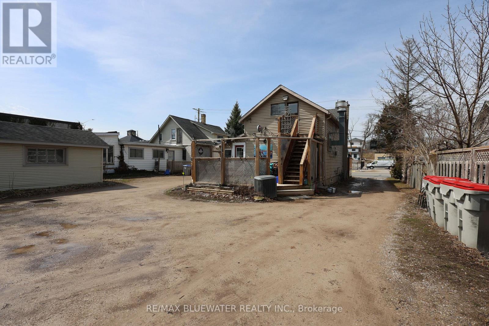 16 -18 ONTARIO STREET N Property Photo