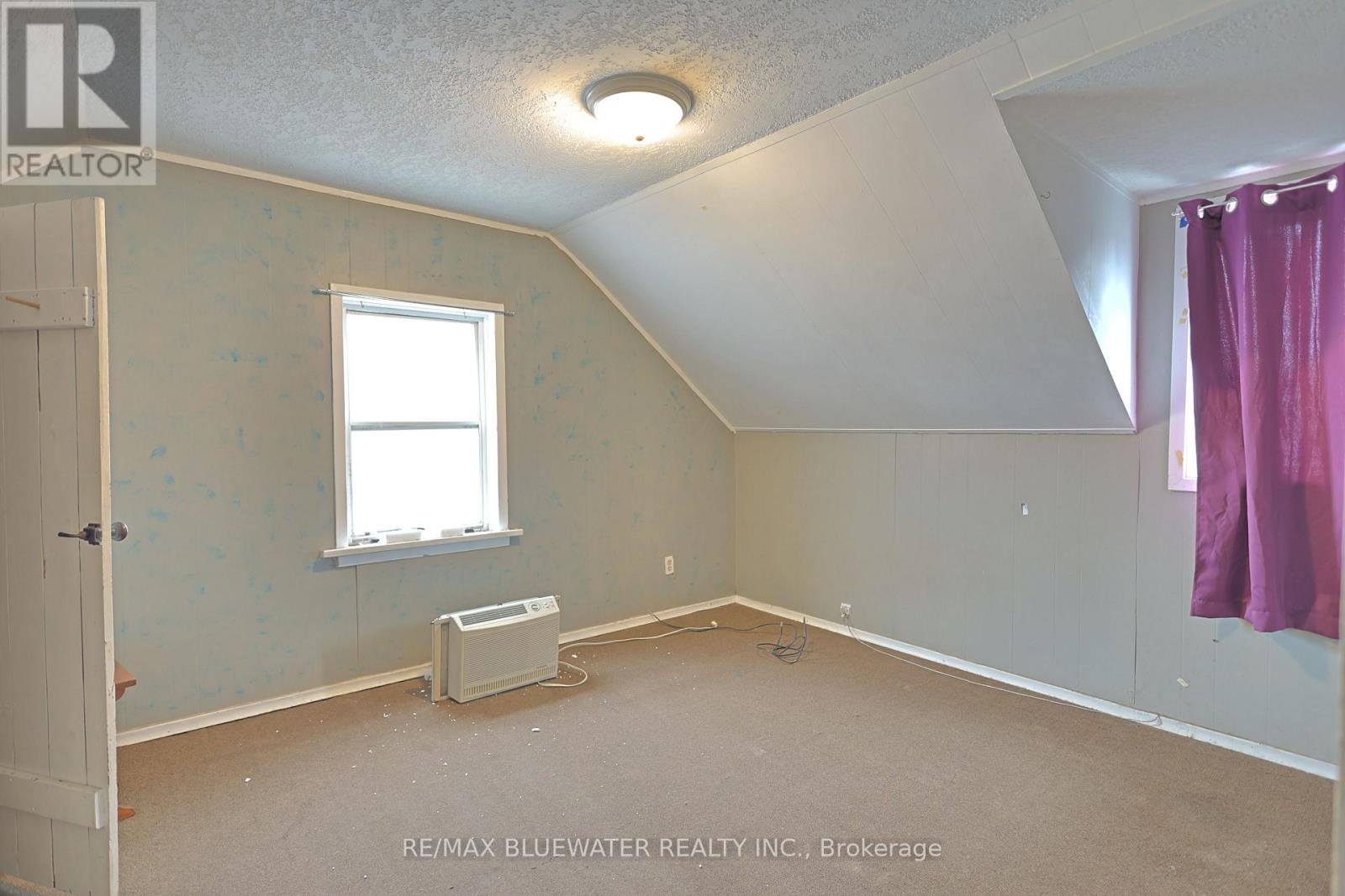 16 -18 ONTARIO STREET N Property Photo