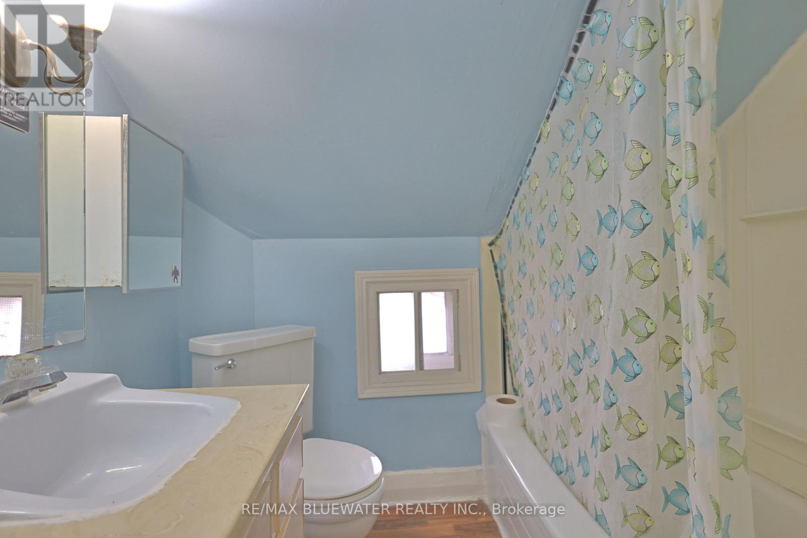 16 -18 ONTARIO STREET N Property Photo