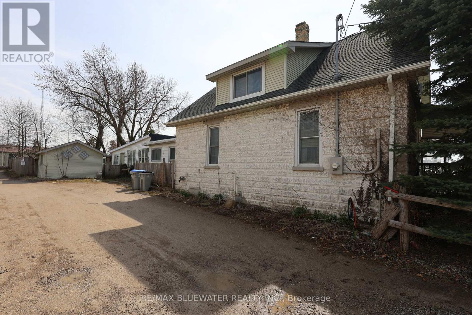 16 -18 ONTARIO STREET N Property Photo