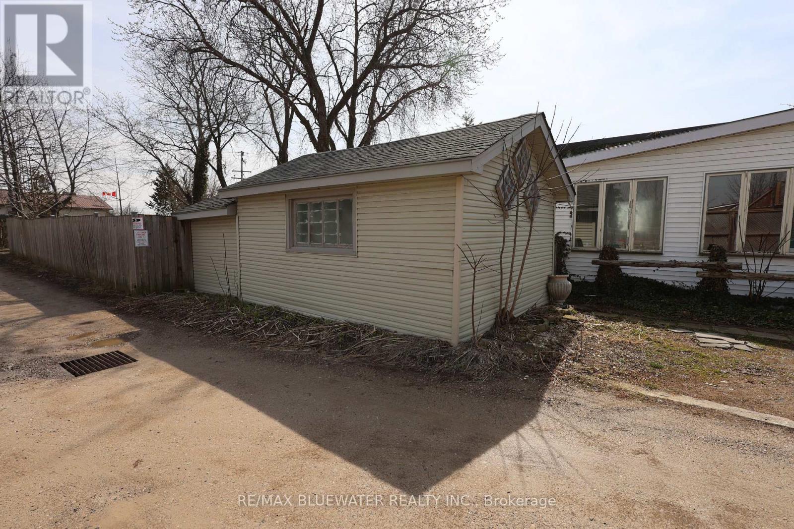 16 -18 ONTARIO STREET N Property Photo