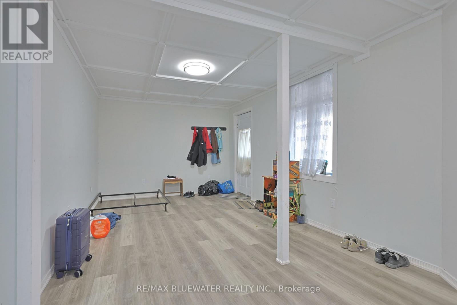 16 -18 ONTARIO STREET N Property Photo